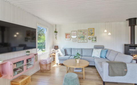 Herma - 300M from the Sea: Flooring, Interior Design, Holz, Couch, Möbel, Fussboden, Wohnzimmer, Decke, Zimmer