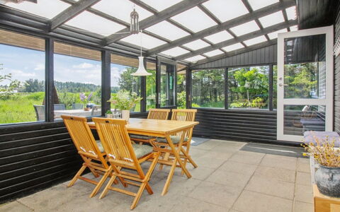 Herma - 300M from the Sea: Holz, Möbel, Interior Design, Decke, Flooring, Fussboden, Glas, Veranda, Stuhl, Schatten