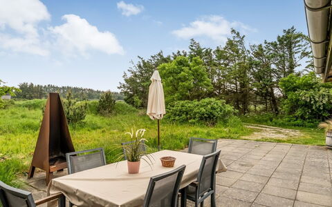 Herma - 300M from the Sea: Möbel, Stuhl, Tabelle, Gartenmöbel, Tisch Im Freien, Küche & Esszimmer Tisch, Grundstueck, Schatten, Garten, Landscaping