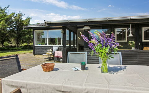 Herma - 300M from the Sea: Zuhause, Veranda, Grundstueck, Tür, Schatten, Hütte, Estate, Garten, Landscaping