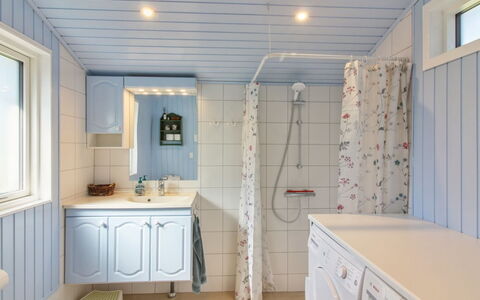 Herma - 300M from the Sea: Interior Design, Flooring, Armatur, Decke, Fussboden, Zimmer, Zapfhahn, Installation, Badezimmer, Sinken