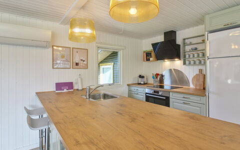 Herma - 300M from the Sea: Flooring, Interior Design, Möbel, Countertop, Holz, Fussboden, Decke, Cabinetry, Holzboden, Küche