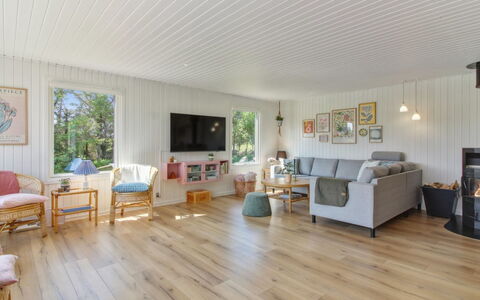 Herma - 300M from the Sea: Flooring, Interior Design, Holzboden, Holz, Decke, Fussboden, Wohnzimmer, Laminatboden, Zuhause, Möbel