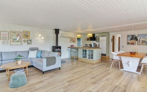 Herma - 300M from the Sea: Flooring, Interior Design, Fussboden, Holz, Decke, Möbel, Holzboden, Couch, Zimmer, Wohnzimmer
