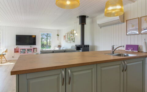 Herma - 300M from the Sea: Flooring, Küche, Countertop, Interior Design, Möbel, Holz, Fussboden, Cabinetry, Decke, Küchengerät