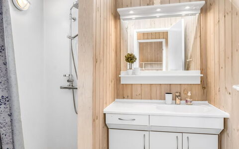Anne - 100M from the Sea: Flooring, Interior Design, Holz, Fussboden, Armatur, Decke, Sinken, Badezimmer, Bad Sink, Badezimmerschrank