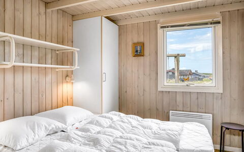 Anne - 100M from the Sea: Holz, Schlafzimmer, Bett, Bettdecke, Bedding, Bettrahmen, Planke, Hartholz, Holzbeize, Linens
