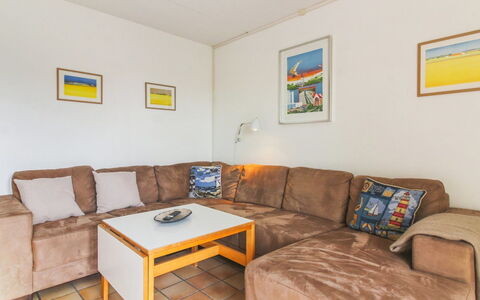 Kauko - 150M from the Sea: Möbel, Holz, Interior Design, Couch, Flooring, Fussboden, Zimmer, Wohnzimmer, Decke, Wohnung