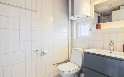 Kauko - 150M from the Sea: Armatur, Flooring, Fussboden, Sinken, Interior Design, Installation, Toilleten Sitz, Badezimmer, Toilette, Zimmer