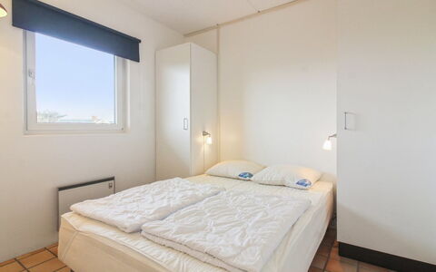 Kauko - 150M from the Sea: Schlafzimmer, Bett, Fussboden, Interior Design, Decke, Flooring, Bettdecke, Bedding, Bettrahmen, Wohnung