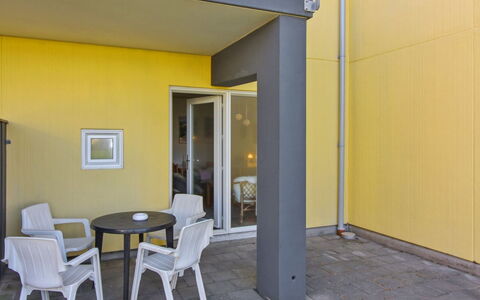 Solveg - 150M from the Sea: Fussboden, Flooring, Schatten, Balkon, Zimmerpflanze, Home Door