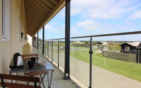 Tomte - 70M from the Sea: Metall, Zaun, Schatten, Eisen, Geländer, Balkon, Daylighting, Stahl, Deck