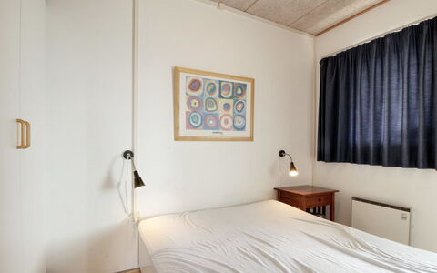 Tomte - 70M from the Sea: Wand, Interior Design, Decke, Möbel, Flooring, Zimmer, Fussboden, Beleuchtung, Bett, Schlafzimmer