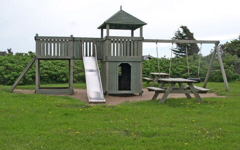 Tomte - 70M from the Sea: Spielplatz Rutsche, Rasen, Park, Garten, Schatten, Spielmittel, Garten, Landscaping, Rutsche, Hinterhof