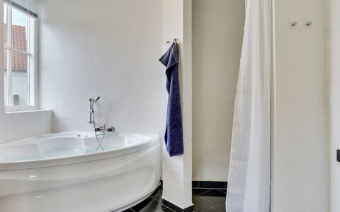 Adrian - 200M from the Sea: Flooring, Badezimmer, Fussboden, Interior Design, Armatur, Badewanne, Installation, Fliese, Verbundwerkstoff, Zapfhahn