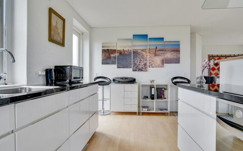 Adrian - 200M from the Sea: Küche, Flooring, Interior Design, Countertop, Cabinetry, Holz, Küchengerät, Fussboden, Möbel, Zuhause