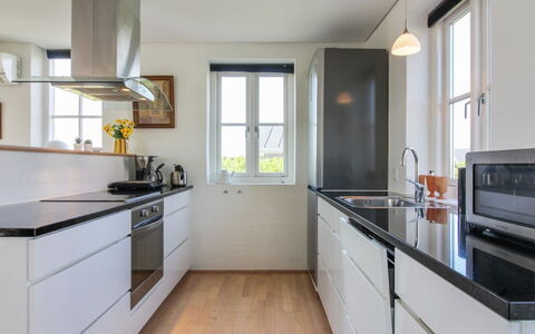 Adrian - 200M from the Sea: Küche, Countertop, Küchengerät, Cabinetry, Flooring, Interior Design, Holz, Fussboden, Major Appliance, Möbel