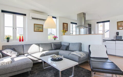 Adrian - 200M from the Sea: Möbel, Couch, Interior Design, Flooring, Wohnzimmer, Fussboden, Decke, Tabelle, Zuhause, Zimmer