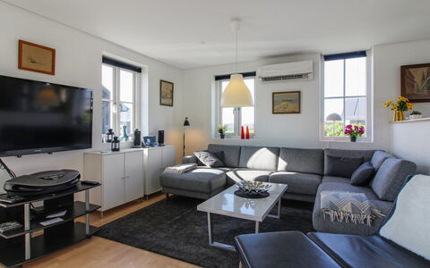 Adrian - 200M from the Sea: Möbel, Interior Design, Couch, Flooring, Fussboden, Wohnzimmer, Decke, Zimmer, Tabelle, Wohnung
