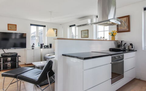 Adrian - 200M from the Sea: Möbel, Interior Design, Küche, Flooring, Countertop, Cabinetry, Küchengerät, Holz, Fussboden, Decke
