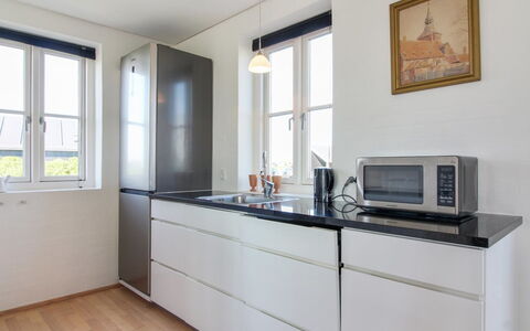 Adrian - 200M from the Sea: Küche, Countertop, Cabinetry, Flooring, Küchengerät, Holz, Interior Design, Fussboden, Major Appliance, Haushaltsgerät