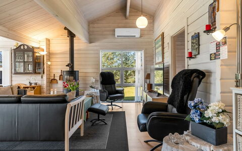 Mathy - 900M from the Sea: Holz, Möbel, Interior Design, Wohnzimmer, Flooring, Holzboden, Decke, Couch, Zuhause, Fussboden