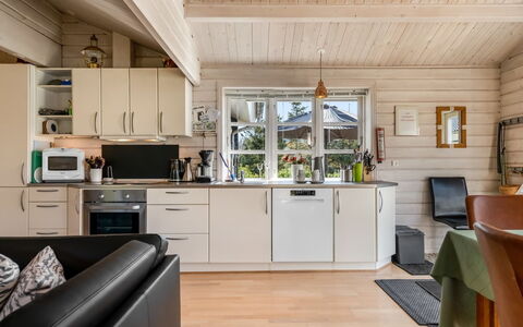 Mathy - 900M from the Sea: Holz, Möbel, Decke, Flooring, Fussboden, Holzboden, Zuhause, Interior Design, Haus, Küche