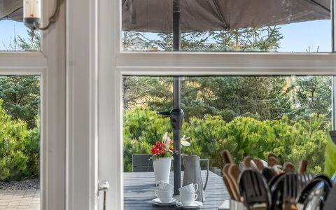 Mathy - 900M from the Sea: Möbel, Stuhl, Blumentopf, Küche & Esszimmer Tisch, Gartenmöbel, Glas, Zimmerpflanze, Tisch Im Freien, Schatten, Terrasse