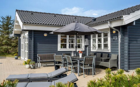 Mathy - 900M from the Sea: Zuhause, Haus, Dach, Hütte, Tür, Gartenmöbel, Abstellgleis, Tisch Im Freien, Stuhl, Terrasse