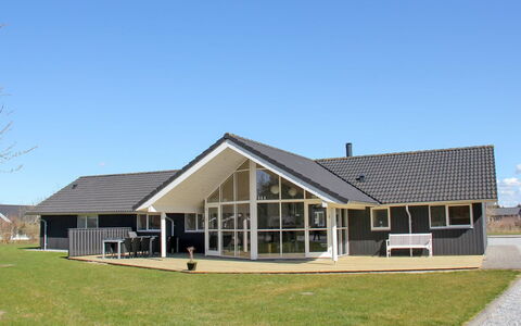 Steen - 800M from the Sea: Gebäude, Haus, Fenster, Zuhause, Dach, Wohngebiet, Strauch, Hütte, Grundstueck