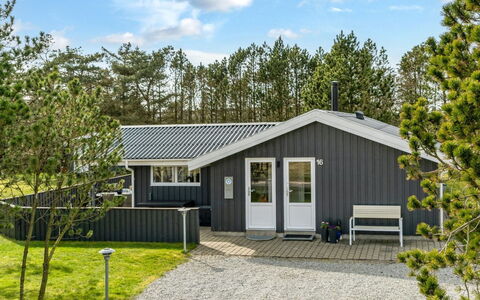 Richardine - 850M from the Sea: Decke, Flooring, Interior Design, Fussboden, Verbundwerkstoff, Möbel, Resort, Hotel, Design, Daylighting