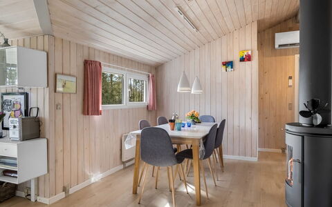Richardine - 850M from the Sea: Decke, Flooring, Interior Design, Fussboden, Verbundwerkstoff, Möbel, Resort, Hotel, Design, Daylighting