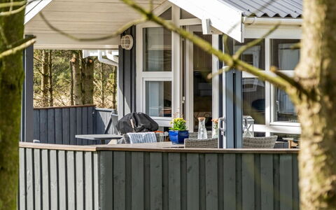Richardine - 850M from the Sea: Decke, Flooring, Interior Design, Fussboden, Verbundwerkstoff, Möbel, Resort, Hotel, Design, Daylighting