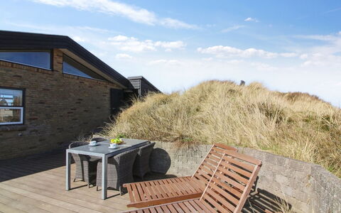 Judeth - 300M from the Sea: Möbel, Interior Design, Stuhl, Flooring, Tabelle, Resort, Fussboden, Decke, Zimmer, Eco Hotel