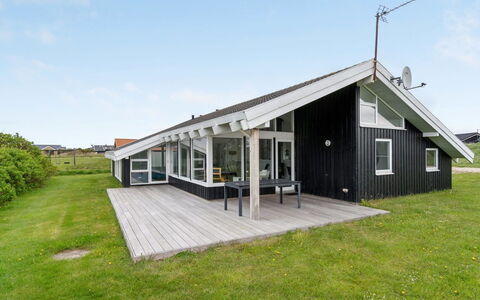Hilkka - 500M from the Sea: Dach, Haus, Grundstueck, Zuhause, Hütte, Estate, Gartenbauten, Schatten, Blockhaus, Landscaping