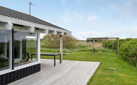 Hilkka - 500M from the Sea: Dach, Haus, Grundstueck, Zuhause, Hütte, Estate, Gartenbauten, Schatten, Blockhaus, Landscaping