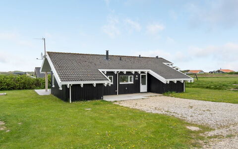 Hilkka - 500M from the Sea: Dach, Haus, Grundstueck, Zuhause, Hütte, Estate, Gartenbauten, Schatten, Blockhaus, Landscaping