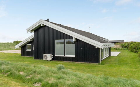 Hilkka - 500M from the Sea: Dach, Haus, Grundstueck, Zuhause, Hütte, Estate, Gartenbauten, Schatten, Blockhaus, Landscaping