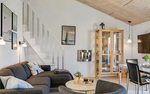 Brod - 150M from the Sea: Möbel, Interior Design, Wand, Couch, Flooring, Holz, Decke, Wohnzimmer, Fussboden, Light Fixture