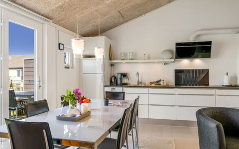 Brod - 150M from the Sea: Möbel, Küche, Interior Design, Countertop, Flooring, Decke, Light Fixture, Küchengerät, Küche & Esszimmer Tisch, Stuhl