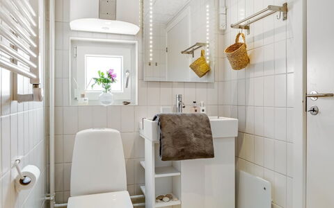 Brod - 150M from the Sea: Interior Design, Wand, Armatur, Flooring, Badezimmer, Toilette, Fussboden, Toilleten Sitz, Sinken, Zimmer