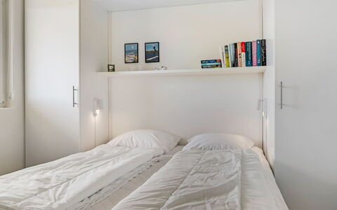 Brod - 150M from the Sea: Bett, Möbel, Schlafzimmer, Wand, Interior Design, Fussboden, Holz, Bettdecke, Flooring, Bedding