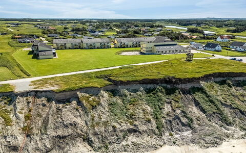 Brod - 150M from the Sea: Gras, Landschaft, Wohngebiet, Einfach, Haus, Grundstueck, Wiese, Zuhause, Ländliches Gebiet, Dach