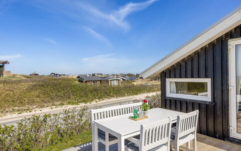 Doritea - 50M from the Sea: Hütte, Zuhause, Haus, Dach, Veranda, Estate, Abstellgleis, Gartenbauten, Bauernhaus, Garten