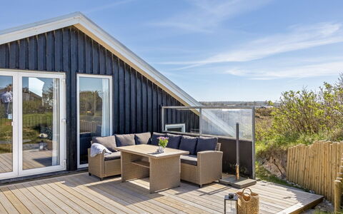 Doritea - 50M from the Sea: Holz, Zuhause, Hartholz, Planke, Deck, Hütte, Holzboden, Holzbeize, Schatten, Veranda