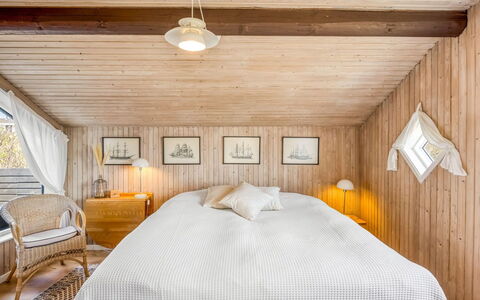 Doritea - 50M from the Sea: Interior Design, Möbel, Holz, Schlafzimmer, Flooring, Decke, Fussboden, Bett, Bettdecke, Linens