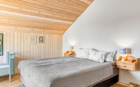 Doritea - 50M from the Sea: Interior Design, Flooring, Fussboden, Schlafzimmer, Holz, Möbel, Bett, Decke, Zimmer, Holzboden