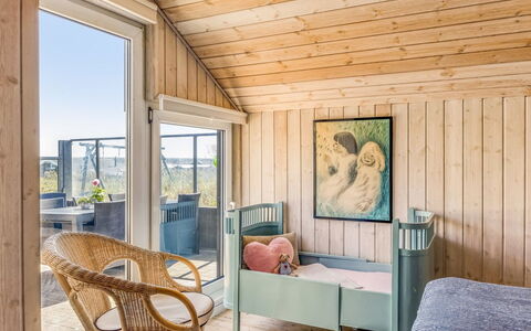 Doritea - 50M from the Sea: Holz, Flooring, Interior Design, Möbel, Fussboden, Schlafzimmer, Zuhause, Decke, Bett, Linens