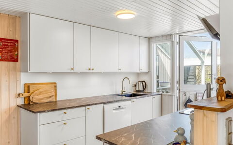 Doritea - 50M from the Sea: Holz, Flooring, Küche, Countertop, Major Appliance, Küchengerät, Interior Design, Decke, Cabinetry, Fussboden