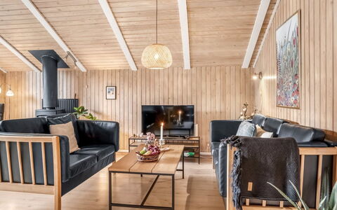Seda - 600M from the Sea: Holz, Möbel, Flooring, Interior Design, Holzboden, Fussboden, Wohnzimmer, Couch, Hartholz, Zuhause